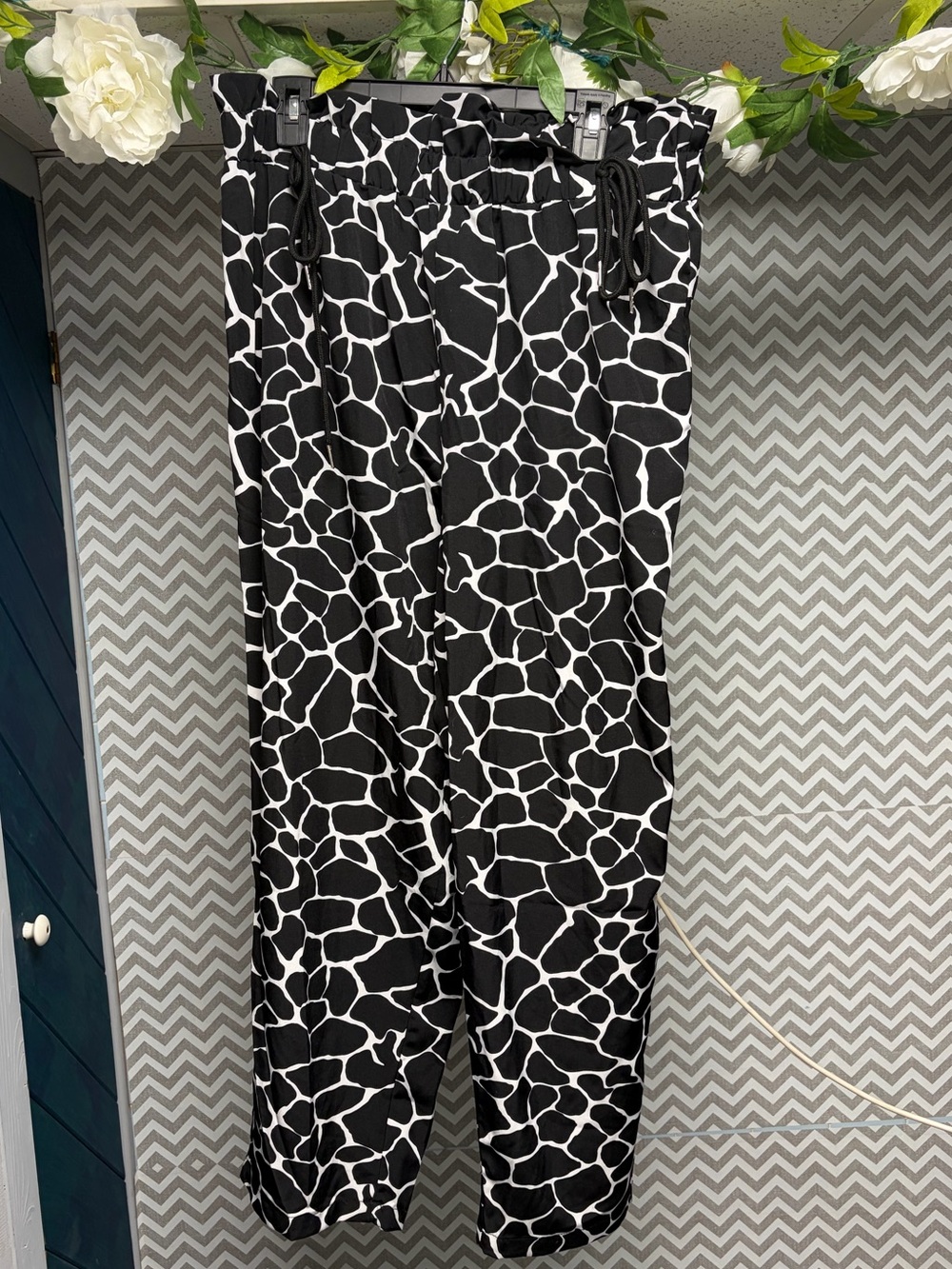 Black & White Printed Paperbag Waist Pants w Giraffe print
